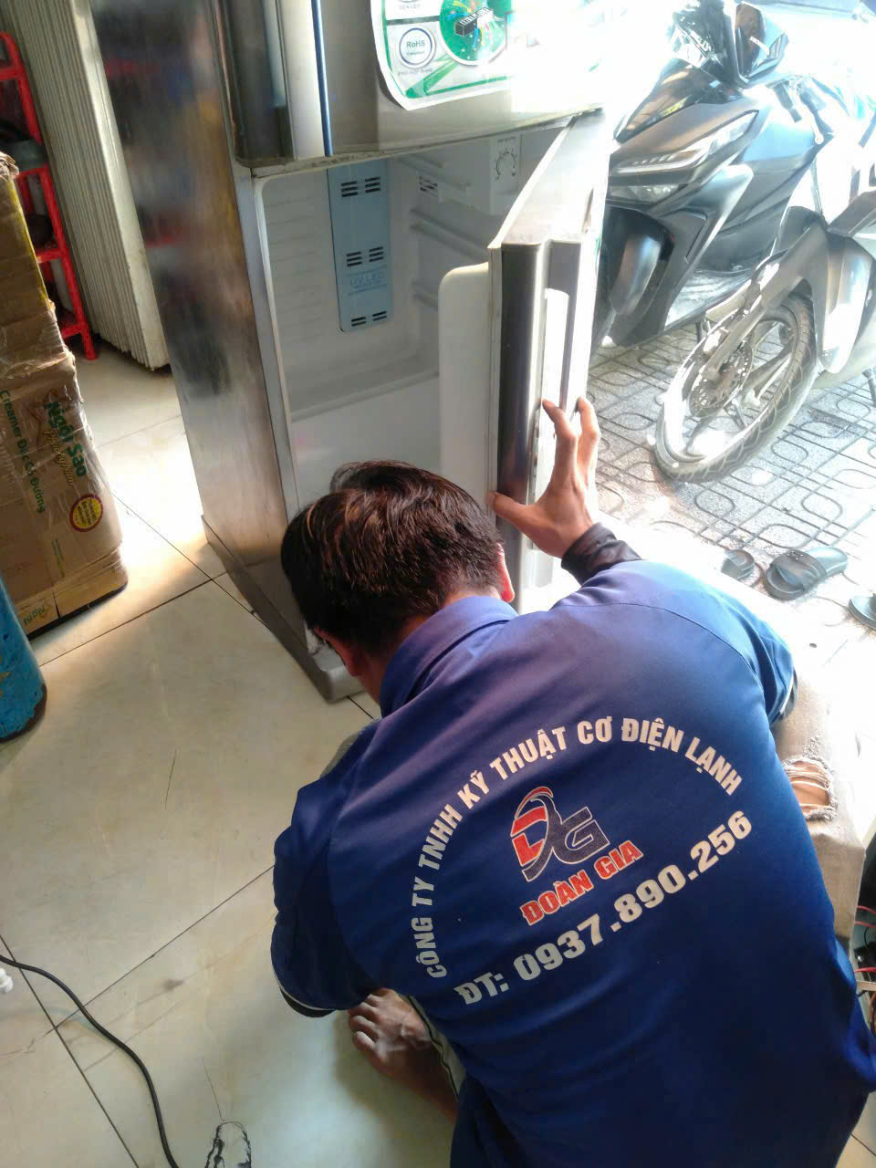 Tủ lạnh vẫn chạy nhưng đèn không sáng